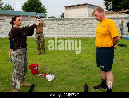 220826-N-DM318-1075 MARINELUFTANLAGE ATSUGI, Japan (26. August 2022) Master-at-Arms 1. Klasse Kayla Proper, sprüht einen Matrosen mit Oleoresin Capsicum (OC) während des von der Sicherheitsabteilung an Bord der Marinelufteinrichtung Atsugi angebotenen Übungslehrgangs der Akademie der Hilfssicherheitskräfte für OC-Sprays. Die NAF Atsugi unterstützt die Kampfbereitschaft des Befehlshabers, der Fluggesellschaft Air Wing FIVE (CVW 5), der Hubschrauberstaffel FIVE ONE (HSM-51) und von 30 weiteren Mietern und leistet logistische Unterstützung, Koordination und Dienste für Einheiten, die dem westlichen Pazifik zugewiesen sind. Stockfoto