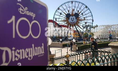 Anaheim, USA. 27. Januar 2023. Besucher besuchen das Disneyland Resort in Anaheim, Kalifornien, USA, am 26. Januar 2023. Das Disneyland Resort, Heimat von Disneyland Park und Disney California Adventure Park, feierte den 100. Jahrestag der Walt Disney Company, einem führenden amerikanischen Unterhaltungs- und Medienunternehmen, mit neuen Unterhaltungsangeboten und Attraktionen am Freitag. Kredit: Zeng Hui/Xinhua/Alamy Live News Stockfoto