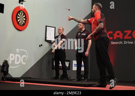 Marshall Arena, Milton Keynes, Großbritannien. 27. Januar 2023. 2023 PDC Cazoo Masters Day 1; Joe Cullen in Aktion während seines Spiels gegen Chris Dobey Credit: Action Plus Sports/Alamy Live News Stockfoto