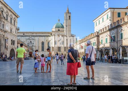 Touristen auf der Piazza del Popolo genießen die architektonische Schönheit und den angenehmen Schatten an einem Tag des heißesten Sommers, der je aufgezeichnet wurde, 09. juli 2023 - Ascol Stockfoto