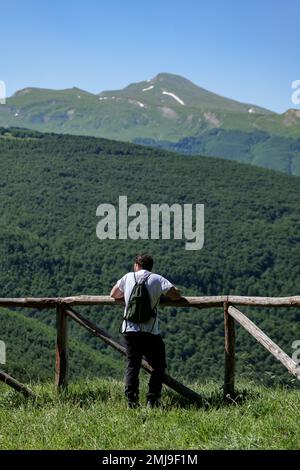 Der Zaun mit Blick auf den Pizzo di Sevo bewundert die Landschaft. 20/06/2022 - Gran Sasso und Monti della Laga National Park, Marche Side, Italien. Stockfoto