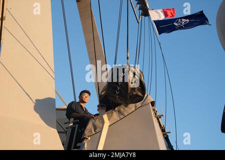 220826-N-DH616-0002 MITTELMEER (26. August 2022) Quartermaster-Seemann Jason Matus sorgt dafür, dass die richtigen Flaggen an Bord des Arleigh-Burke-Class-Guided-Missile Destroyer USS Forrest Sherman (DDG 98) fliegen. Forrest Sherman (DDG 98) ist das Flaggschiff der ständigen NATO Maritime Group Two (SNMG2), einer multinationalen integrierten Arbeitsgruppe, die ständig und sichtbar die Solidarität und den Zusammenhalt des Bündnisses über Wasser in Erinnerung ruft und das Bündnis mit einer kontinuierlichen maritimen Fähigkeit zur Erfüllung einer breiten Palette von Aufgaben ausstattet; Einschließlich Übungen und realen Operationen in Zeiträumen von Stockfoto