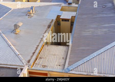 Metalldach großer Gebäude von oben bei Sonnenaufgang Stockfoto