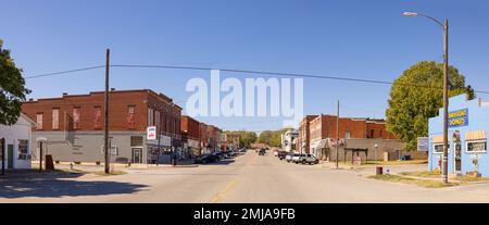 Nowata, Oklahoma, USA - 18. Oktober 2022: Das alte Geschäftsviertel an der Cherokee Avenue Stockfoto