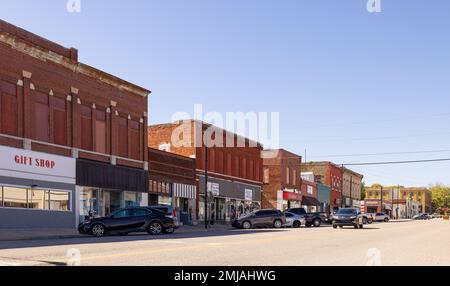 Nowata, Oklahoma, USA - 18. Oktober 2022: Das alte Geschäftsviertel an der Cherokee Avenue Stockfoto