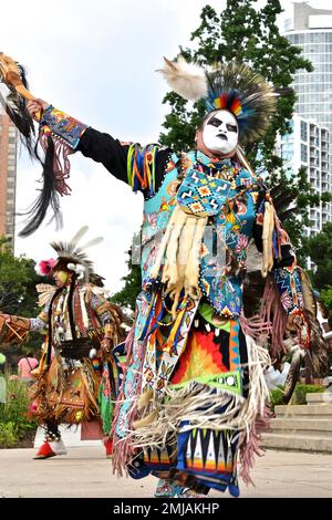 Indigene Eingeborene in traditioneller kanadischer Kleidung, die am Canada Day den traditionellen Tanz aufführen Stockfoto