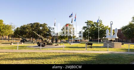 Shawnee, Oklahoma, USA - 15. Oktober 2022: Der Veteran Memorial Park neben dem Pottawatomie County Courthouse Stockfoto