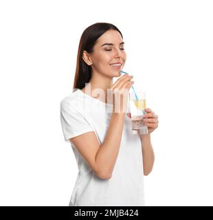 Schöne junge Frau, die leckeres Zitronenwasser auf weißem Hintergrund trinkt Stockfoto