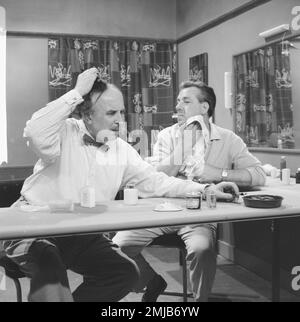 Geschichte der Niederlande: TV-Spiel "der Komiker" Hans Tiemeyer (links) und Ko van Dijk; Datum: 25. April 1962 Stockfoto