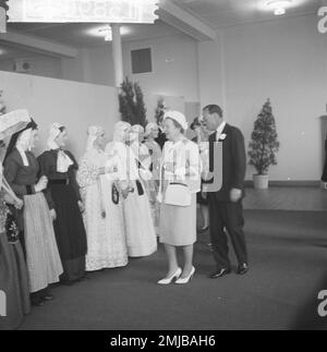 Geschichte der Niederlande: Königin Juliana und Prinz Bernhard während eines königlichen Besuchs in Groningen und Friesland; Datum: 7. Mai 1962 Stockfoto