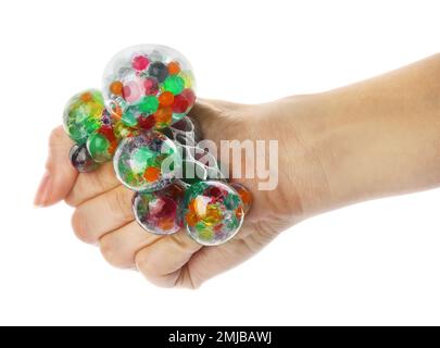 Frau drückt farbenfrohen Schleim, isoliert auf weiß, Nahaufnahme. Anti-Stress-Spielzeug Stockfoto