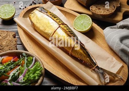 Leckerer Räucherfisch auf Holztisch Stockfoto