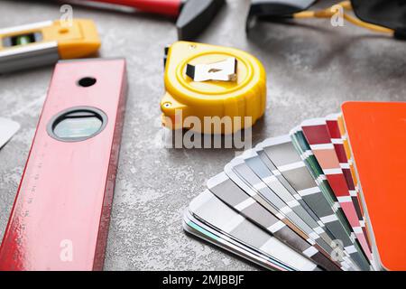 Viele verschiedene Bauwerkzeuge auf grauem Marmortisch Stockfoto