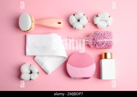 Flache Laienzusammensetzung mit Gesichtsreinigungsbürsten auf pinkfarbenem Hintergrund. Kosmetische Werkzeuge Stockfoto
