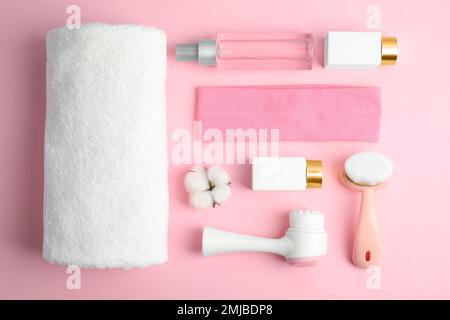 Flache Laienzusammensetzung mit Gesichtsreinigungsbürsten auf pinkfarbenem Hintergrund. Kosmetische Werkzeuge Stockfoto
