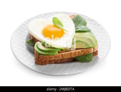 Teller mit leckerem Frühstück und herzförmigem Spiegelei, isoliert auf Weiß Stockfoto