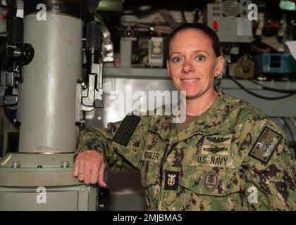 220826-N-ED185-1005 MARINEBASIS KITSAP – BREMERTON, WASHINGTON (26. August 2022) USA Die Navy Master Chief Information Systems Technician Angela Koogler posiert für ein Umweltporträt an Bord des ballistischen Raketenunterseeboots USS Louisiana (SSBN 743) der Ohio-Klasse. Koogler ist die erste weibliche Anführerin der Marine. Stockfoto