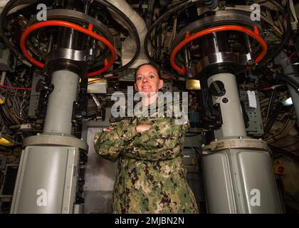 220826-N-ED185-1010 MARINEBASIS KITSAP – BREMERTON, WASHINGTON (26. August 2022) USA Die Navy Master Chief Information Systems Technician Angela Koogler posiert für ein Umweltporträt an Bord des ballistischen Raketenunterseeboots USS Louisiana (SSBN 743) der Ohio-Klasse. Koogler ist die erste weibliche Anführerin der Marine. Stockfoto