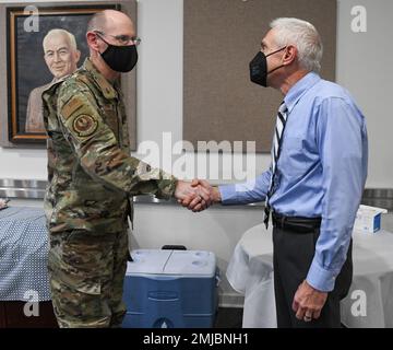 General Duke z. Richardson, Befehlshaber des Air Force Material Command, Münzen Arnold Engineering Development Complex Teammitglied Ed Mickle bei einem Besuch des Arnold Air Force Base, Tennessee, Hauptsitz der AEDC, 26. August 2022. Stockfoto