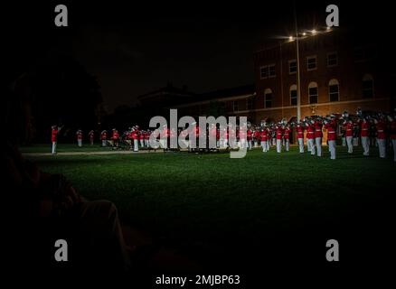 Marines mit ‚The Commandant’s Own‘, USA Marine Drum and Bugle Corps, Aufführung während einer Freitagabendparade in Marine Barracks Washington, D.C., 26. August 2022. Der Gastgeber des Abends war General Eric M. Smith, stellvertretender Kommandant des Marine Corps, und Winsome Earle-Sears, Lieutenant Gouverneur von Virginia, der Ehrengast. Stockfoto