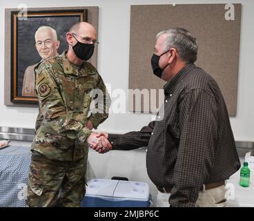 General Duke z. Richardson, Befehlshaber des Air Force Material Command, Münzen, Teammitglied des Arnold Engineering Development Complex Richard Fraley bei einem Besuch des Arnold Air Force Base, Tennessee, Hauptsitz der AEDC, 26. August 2022. Stockfoto