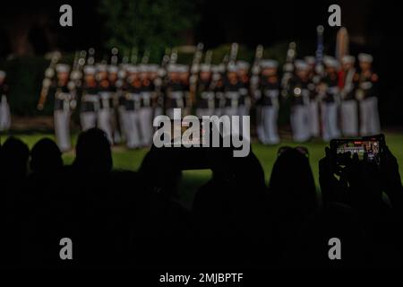 Barracks Marines beendeten die Parade-Saison 2022 mit einer letzten, spektakulären Vorstellung vor einer großen Menge in Marine Barracks Washington, D.C., am 26. August 2022. Der Gastgeber des Abends war General Eric M. Smith, stellvertretender Kommandant des Marine Corps, und Winsome Earle-Sears, Lieutenant Gouverneur von Virginia, der Ehrengast. Stockfoto