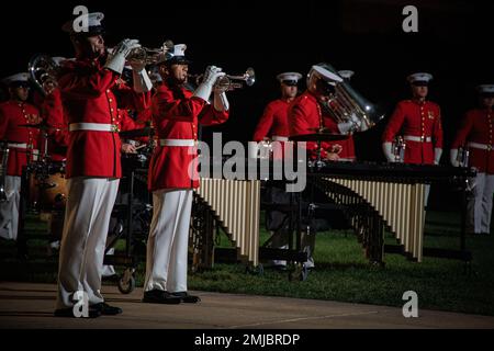 Marines mit ‚The Commandant’s Own‘, USA Marine Drum and Bugle Corps, Aufführung während einer Freitagabendparade in Marine Barracks Washington, D.C., 26. August 2022. Der Gastgeber des Abends war General Eric M. Smith, stellvertretender Kommandant des Marine Corps, und Winsome Earle-Sears, Lieutenant Gouverneur von Virginia, der Ehrengast. Stockfoto