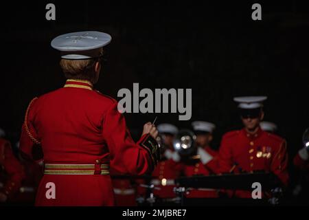 Marines mit ‚The Commandant’s Own‘, USA Marine Drum and Bugle Corps, Aufführung während einer Freitagabendparade in Marine Barracks Washington, D.C., 26. August 2022. Der Gastgeber des Abends war General Eric M. Smith, stellvertretender Kommandant des Marine Corps, und Winsome Earle-Sears, Lieutenant Gouverneur von Virginia, der Ehrengast. Stockfoto