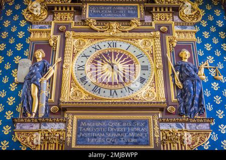 La Conciergerie Horloge, Uhrturm des Palais de Justice aus der Nähe, Paris, Frankreich Stockfoto