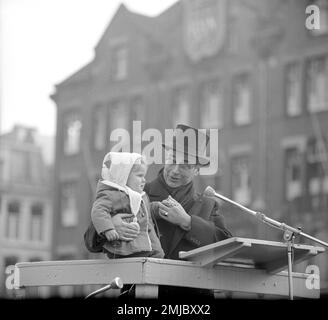 Niederländische Geschichte: Ein Kind ist bereit für den Sinterklaas Eintritt in Amsterdam; Datum: 17. November 1962 Stockfoto