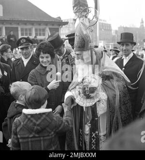 Niederländische Geschichte: Sinterklaas Eintritt in Amsterdam. Fernsehmoderator Mies Bouwman mit Sinterklaas und Kindern; Datum: 17. November 1962 Stockfoto