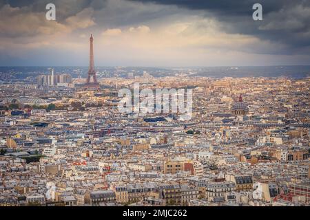 Pariser Skyline bei Sonnenuntergang mit Eiffelturm über Pariser Dächern, Paris, Frankreich Stockfoto