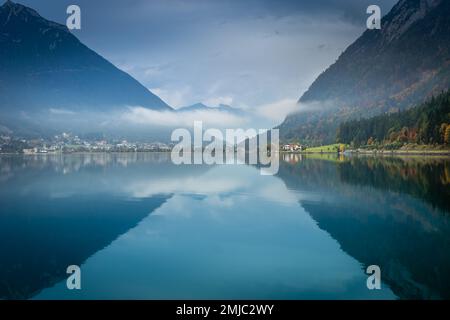 Segelboote auf dem Achensee nahe Innsbruck bei Sonnenaufgang, Tiroler alpen, Österreich Stockfoto