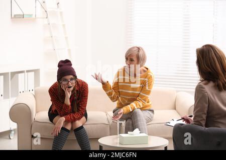 Frau, die sich über eine schwierige Tochter in der Psychotherapieabteilung beschwert Stockfoto