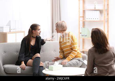 Psychotherapeutin, die mit einem Teenager-Grufti-Mädchen und ihrer Mutter im Büro arbeitet Stockfoto