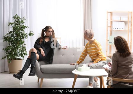 Psychotherapeutin, die mit einem Teenager-Grufti-Mädchen und ihrer Mutter im Büro arbeitet Stockfoto