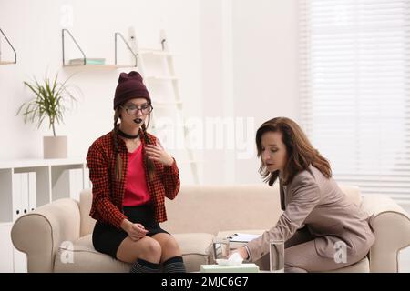 Psychotherapeut, die mit Teenagerin im Büro arbeitet Stockfoto