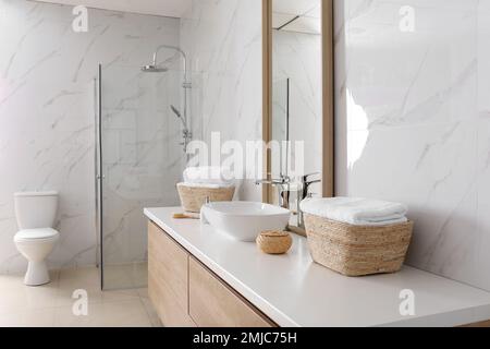 Großer Spiegel und Waschbecken im Badezimmer Stockfoto
