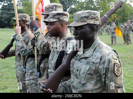 Die USA Das 200. Militärpolizeikommando der Army Reserve begrüßte Brigadegeneral Brigadegeneral. General Cary Cowan Jr. als neuer kommandierender General während einer Zeremonie zum Befehlswechsel am 26. August auf der Joint Base McGuire-Dix-Lakehurst, New Jersey. Cowan übernahm während der Zeremonie das Kommando von Generalmajor John Hussey, der von Generalmajor Gregory Mosser, USA, geleitet wurde Stellvertretender General des Army Reserve Command. Stockfoto