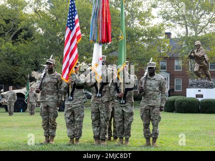 Die USA Das 200. Militärpolizeikommando der Army Reserve begrüßte Brigadegeneral Brigadegeneral. General Cary Cowan Jr. als neuer kommandierender General während einer Zeremonie zum Befehlswechsel am 26. August auf der Joint Base McGuire-Dix-Lakehurst, New Jersey. Cowan übernahm während der Zeremonie das Kommando von Generalmajor John Hussey, der von Generalmajor Gregory Mosser, USA, geleitet wurde Stellvertretender General des Army Reserve Command. Stockfoto