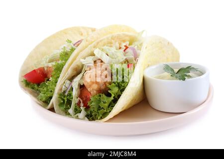 Leckere Fisch-Tacos mit Sauce, isoliert auf Weiß Stockfoto