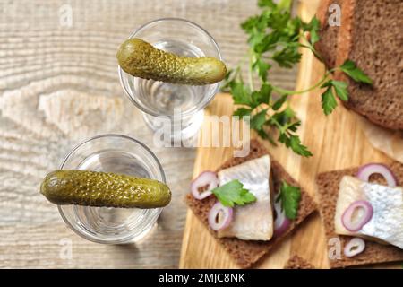 Kalter russischer Wodka mit Gurken auf dem Tisch, flach liegend Stockfoto