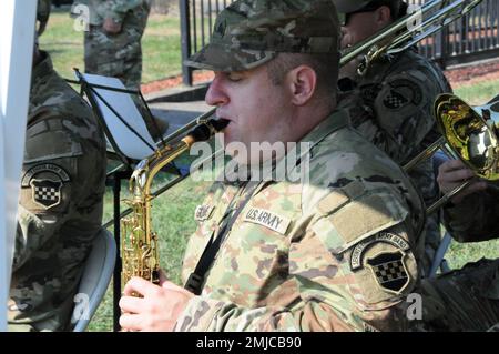 Die USA Das 200. Militärpolizeikommando der Army Reserve begrüßte Brigadegeneral Brigadegeneral. General Cary Cowan Jr. als neuer kommandierender General während einer Zeremonie zum Befehlswechsel am 26. August auf der Joint Base McGuire-Dix-Lakehurst, New Jersey. Cowan übernahm während der Zeremonie das Kommando von Generalmajor John Hussey, der von Generalmajor Gregory Mosser, USA, geleitet wurde Stellvertretender General des Army Reserve Command. Stockfoto