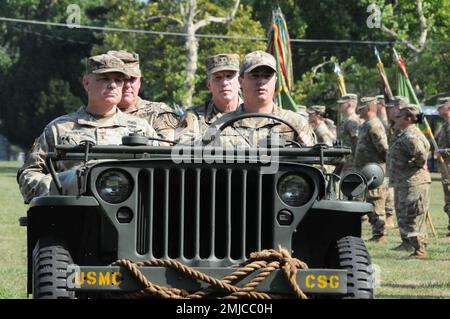 Die USA Das 200. Militärpolizeikommando der Army Reserve begrüßte Brigadegeneral Brigadegeneral. General Cary Cowan Jr. als neuer kommandierender General während einer Zeremonie zum Befehlswechsel am 26. August auf der Joint Base McGuire-Dix-Lakehurst, New Jersey. Cowan übernahm während der Zeremonie das Kommando von Generalmajor John Hussey, der von Generalmajor Gregory Mosser, USA, geleitet wurde Stellvertretender General des Army Reserve Command. Stockfoto