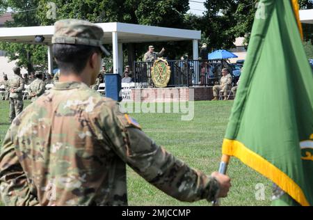 Die USA Das 200. Militärpolizeikommando der Army Reserve begrüßte Brigadegeneral Brigadegeneral. General Cary Cowan Jr. als neuer kommandierender General während einer Zeremonie zum Befehlswechsel am 26. August auf der Joint Base McGuire-Dix-Lakehurst, New Jersey. Cowan übernahm während der Zeremonie das Kommando von Generalmajor John Hussey, der von Generalmajor Gregory Mosser, USA, geleitet wurde Stellvertretender General des Army Reserve Command. Stockfoto