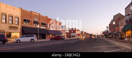 El Reno, Oklahoma, USA - 17. Oktober 2022: Das alte Geschäftsviertel an der Rock Island Avenue Stockfoto