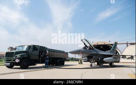 Airman 1. Class Maggie Bennett, 8. Logistics Readiness Squadron Fuel Distribution Operator, Fuel an F-16 Fighting Falcon in Kunsan Air Base, Republik Korea, 26. August 2022. Der Kraftstoffvertriebsflug dient der Betankung der F-16-Flotte von Kunsan, die weiterhin eine freie und offene Indo-Pacific-Flotte unterstützt. Stockfoto