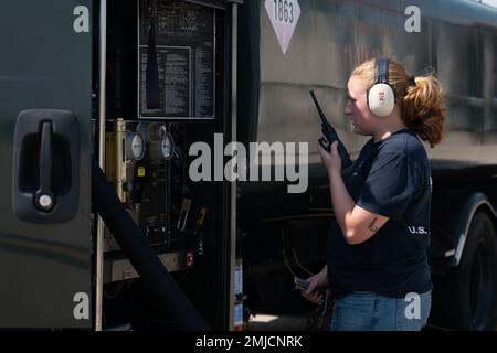 Airman 1. Class Maggie Bennett, 8. Logistics Readiness Squadron Fuel Distribution Operator, gibt den Beginn der Betankung eines F-16 Fighting Falcon am Kunsan Air Base, Republik Korea, bekannt, 26. August 2022. Der Kraftstoffvertriebsflug dient der Betankung der F-16-Flotte von Kunsan, die weiterhin eine freie und offene Indo-Pacific-Flotte unterstützt. Stockfoto