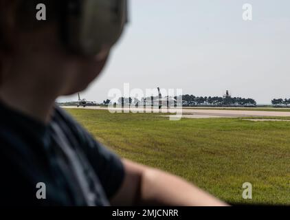 Airman 1. Class Maggie Bennett, 8. Logistics Readiness Squadron Fuel Distribution Operator, wartet als F-16 Fighting Falcons Taxi am Kunsan Air Base, Republik Korea, 26. August 2022. Der Kraftstoffvertriebsflug dient der Betankung der F-16-Flotte von Kunsan, die weiterhin eine freie und offene Indo-Pacific-Flotte unterstützt. Stockfoto