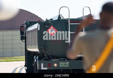 Airman 1. Class Maggie Bennett, 8. Logistics Readiness Squadron Fuel Distribution Operator, sichert einen Tankwagen am Kunsan Air Base, Republik Korea, 26. August 2022. Während der Betankungsanfrage fuhr Bennett zu mehreren gehärteten Luftschutzbunkern, um Gallonen JP-8-Treibstoff für verschiedene F-16 Fighting Falcons bereitzustellen. Stockfoto